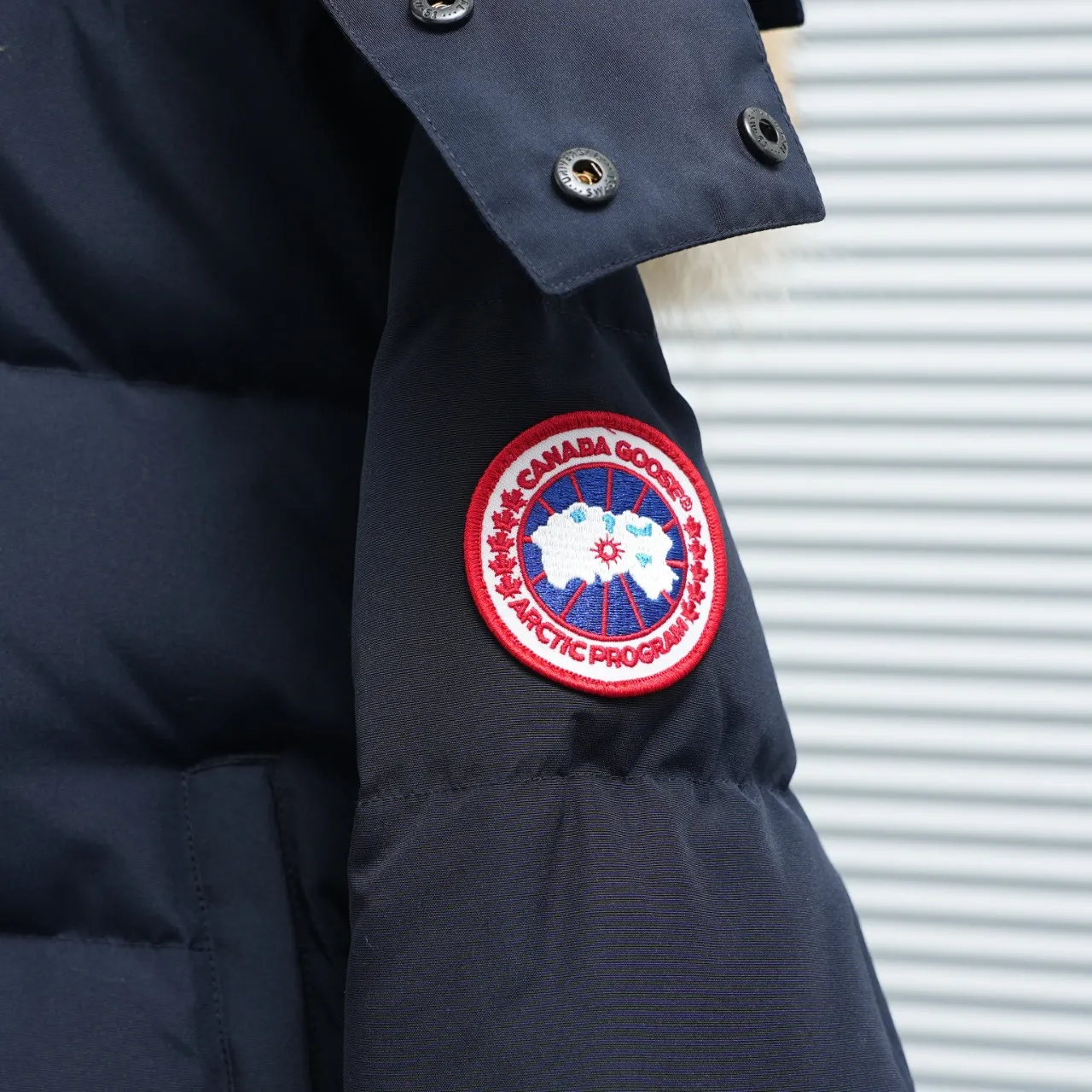 The P880 Wyndham Parker is available in 29 models for both men and women. Both the fur collar and the fur collar are detachable. My personal favorite is simple and elegant. It is clean and neat. It has been chosen by Arctic and Antarctic scientific expedition teams as winter wear. It is the Rolls-Royce of the world. ➖ Industry-leading anti-counterfeiting chip sensing. ➖ Imported Behringer embroidery machines and customized embroidery labels, the highest level and industry leading. ➖ Imported Korean 21-count polyester-cotton blended original fabric, TC85 waterproof coated fabric, water-repellent, windproof and wear-resistant. ➖ The new national standard 80 white duck down is filled with an average of 520 grams of down. The amount of down filled is industry-leading. ➖ 100% nylon lon lining with double double-layer sealing design to prevent velvet running, seamless thread design on cuffs! ➖ Western Canadian Green Wolf Collar. ➖ Yoshida YKK provides original factory-customized electroplated sliders. YKK two-way lockable zippers are tight and smooth and do not peel off paint. ➖ 3M composite Velcro is durable and the accessories and hardware are all custom-made. Note: Our copywriting is only simple and clear. Instead of bragging about the copywriting, it is better to compare and understand with samples. Only for the purest, most focused, most professional, highest quality, and highest sex! Color: off-white with red label. Size: Xs S M L XL XXL.